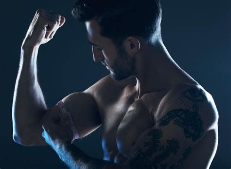 Muscle Montrant Et Homme Avec Les Bras Dans L obscurité Pour La Forme