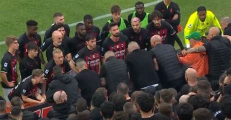 Il Milan A Testa Bassa Richiamato Sotto La Curva Dagli Ultras Dopo La