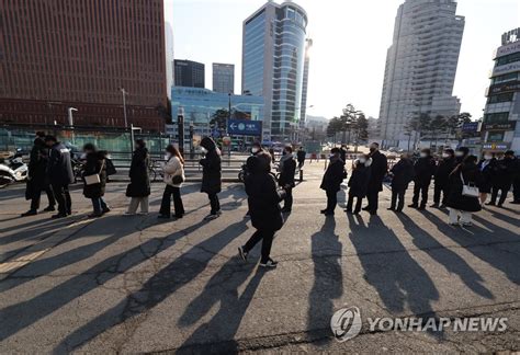 서울역광장 코로나19 검사 줄 선 시민들 연합뉴스