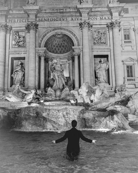 Berlino Pedro Alonso A Roma Nella Fontana Di Trevi Thinkmovies