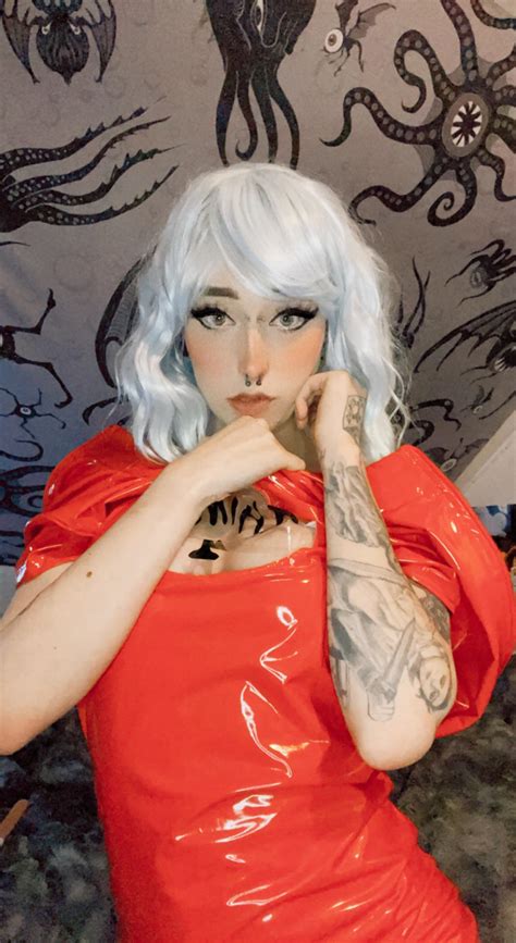 Latex looks good, but better on the floor : r/nsfwoutfits