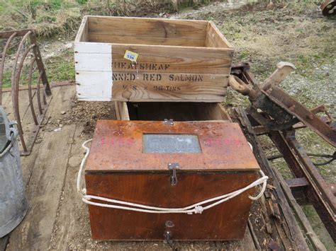 Bee Travelling Box Tin Salmon Crates