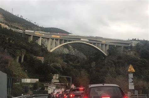 Incidente Sull Autostrada A Traffico Nel Caos Anche Sull Aurelia E A