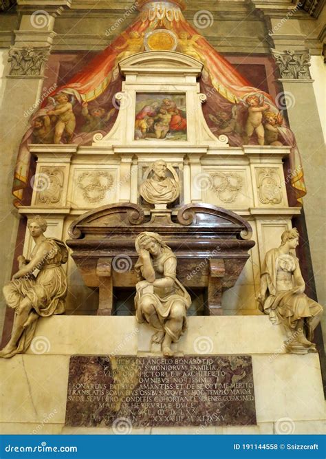 Tumba De Michelangelos Dentro De La Basílica De Santa Croce En Florence