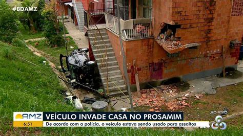 Carro Com Suspeitos De Assalto Invade Prédio De Residencial Durante