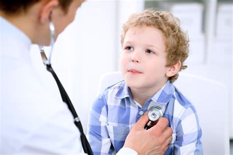 Doctor Examinando A Un Paciente Infantil Con Estetoscopio Foto Premium