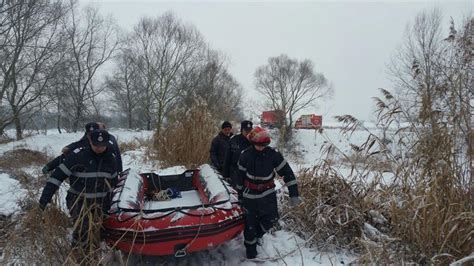 Misiune inedită Două lebede au fost salvate de pe un lac înghețat din