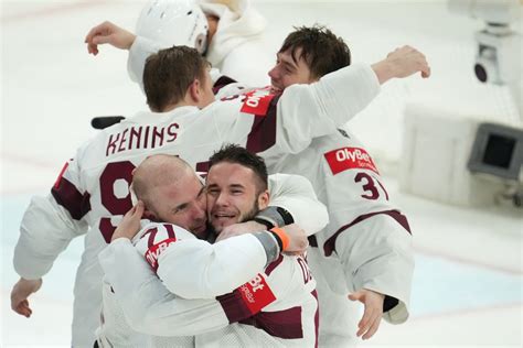 Latvijas hokejisti triumfāli izcīna bronzas medaļas pasaules čempionātā