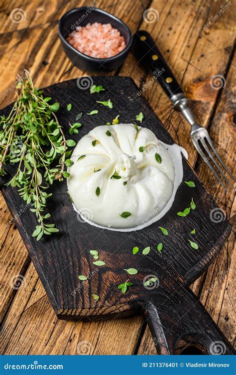 Queso Burrata Mozzarella En Una Tabla De Cortar De Madera Fondo De