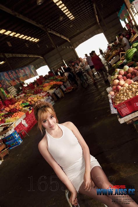 何冉 钻石版F 闹市 美丝F Porn Pic