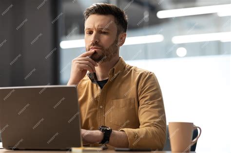 Empresário Pensativo Trabalhando On Line No Laptop No Escritório