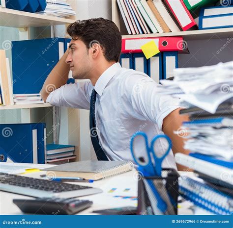 Empresario Que Trabaja En La Oficina Con Montones De Libros Y Papeles