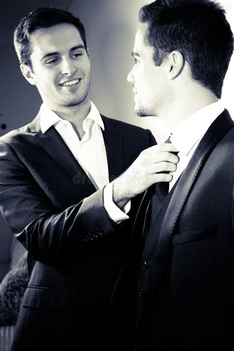 Sorrindo Marido Gay Consertando A Gravata Do Parceiro Imagem De Stock