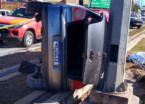 Dois Homens Morrem Ao Capotar Carro E Parar Nos Trilhos Do VLT O Livre