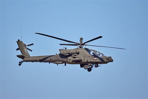 Ah 64 Helicóptero Militar Apache Realizando Un Vuelo De Demostración