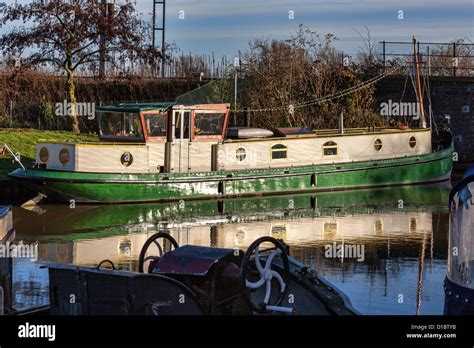 Blue And Red Narrowboat Hi Res Stock Photography And Images Alamy