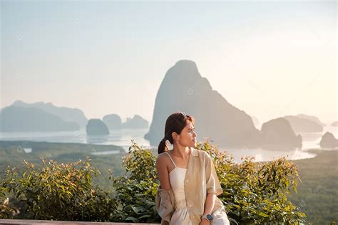 Mulher viajante feliz desfruta do ponto de vista da baía de Phang Nga