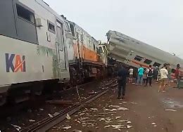 Foto Foto Tabrakan Kereta Bandung Raya Dengan KA Turangga Gerbong