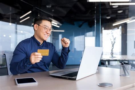 Hombre De Negocios Feliz Y Exitoso En La Oficina Haciendo Pagos En