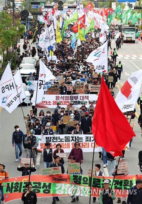 함께 살기 위해 멈춰 행진하는 414 기후정의파업 조직위원회 연합뉴스