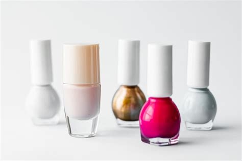 Botellas De Esmalte De U As Sobre Fondo Blanco Marca De Belleza Foto