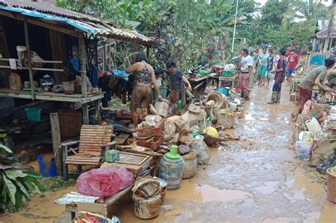 Tim Damkar Melawi Bersihkan Lumpur Usai Banjir Bandang Antara News