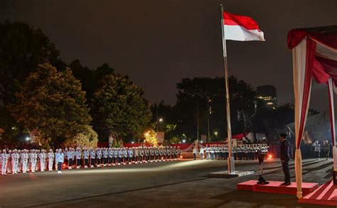 FOTO Presiden Jokowi Pimpin Upacara Parade Senja HUT Ke 78 TNI