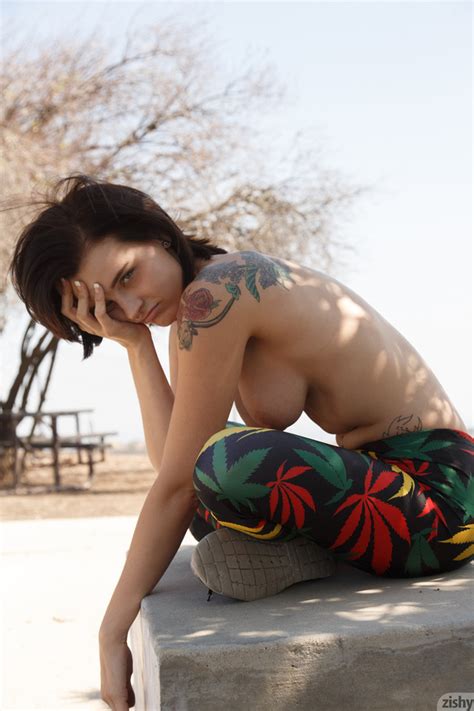 Tight Leggings Brunette Flashing Her Tits O XXX Dessert Picture