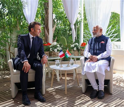 Pm Modi At G7 Summit पीएम मोदी से गले लगकर मिले फ्रांस के राष्ट्रपति