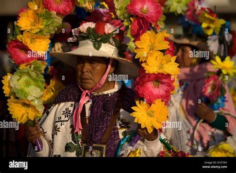 Un indígena Mazahua mujer lleva una corona de flores fuera de la