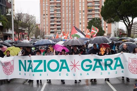 Miles de personas participan en Pamplona en la manifestación de EH