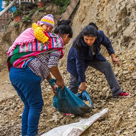 Los Vecinos De Un Barrio De Lima Comienzan A Trabajar Para Crear Un