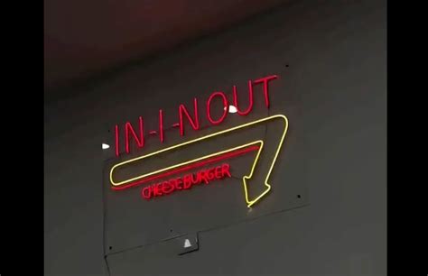 Theres A Knockoff Of In N Out In Mexico Hilariously Called In I Nout