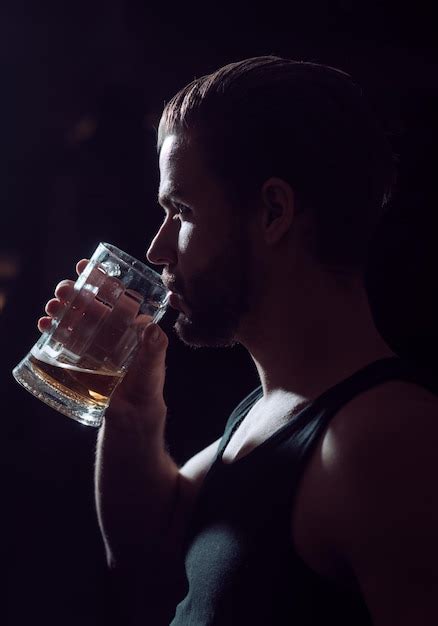 Het Beste Bier Na Een Lange Dag Op Het Werk Bierrestaurant Man Drinker In Pub Knappe Man Drinkt