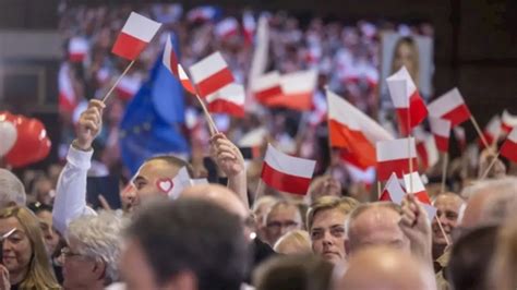 Polen stimmen in Richtungswahl über neues Parlament ab Deutschland