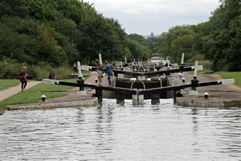 How to Operate a Canal Lock: A Step-by-Step Easy Guide for Beginners - Narrowboat Nomad