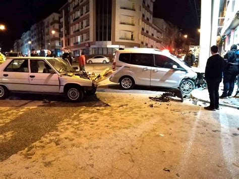 Hafif ticari araç ile otomobil çarpıştı 6 kişi yaralandı Haberler