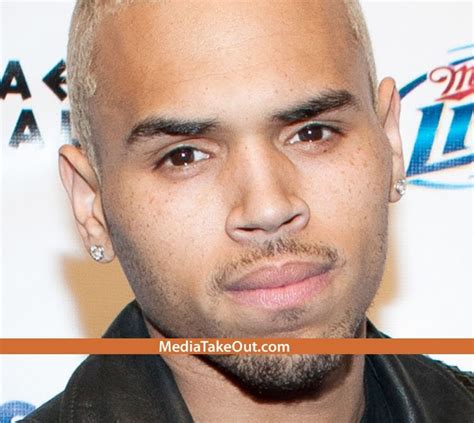 CHRIS BROWN WEARS EYELINER!!! (FIRST THE BLONDE HAIR NOW THIS . . . PAUSE)