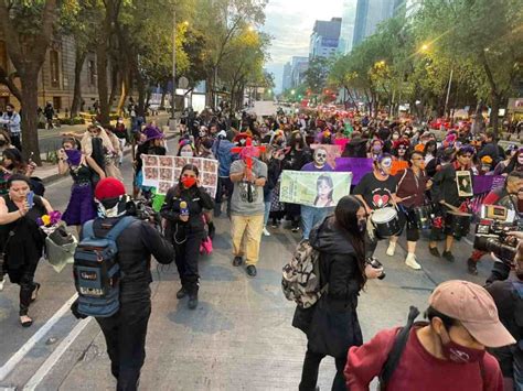 Catrinas marchan en CDMX contra feminicidios y violencia de género