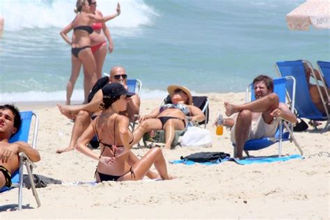 EGO De biquíni Erika Mader mostra boa forma em praia no Rio