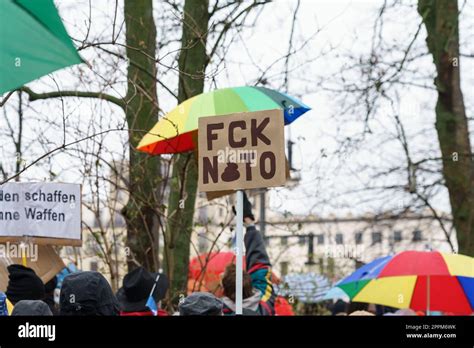 BERLIN 25 FEBRUAR 2023 Eine große Demonstration am Brandenburger