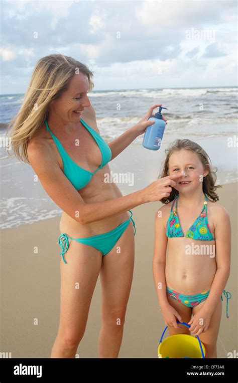 Mutter Und Tochter Mutter Tragen Blaue Bikinis Am Strand Mit