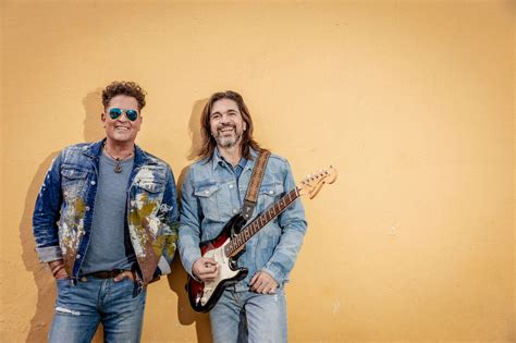 Carlos Vives Y Juanes Fusionan Sus Talentos Con Las Mujeres Una