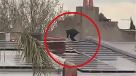 Ripponlea Synagogue Melbourne Worshippers Appear To Scale Roof To Get