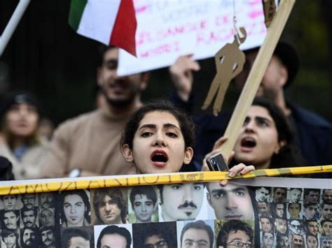 Iran Nuova Manifestazione Davanti All Ambasciata Le Condanne A Morte