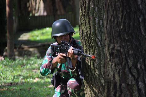 MUTLAK HARUS DIKUASAI PRAJURIT INFANTERI YONIF 2 MARINIR LATIHAN