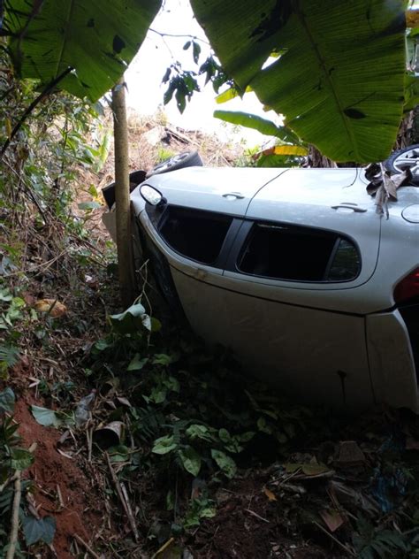 Carro Cai Em Ribanceira Ap S Motorista Cochilar Ao Volante Lafaiete Agora