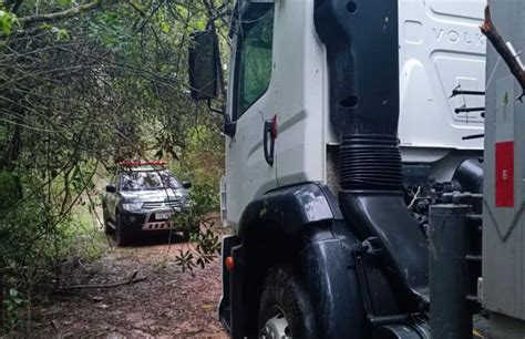 Polícia Civil recupera caminhão equipado plataforma para guincho e