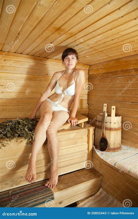 Femme Sasseyant Dans Le Sauna Image Stock Image Du Carlingue Beauté