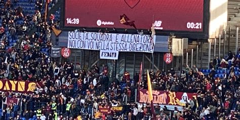 La Curva Sud Con La Roma Noi Con Voi Nella Stessa Direzione